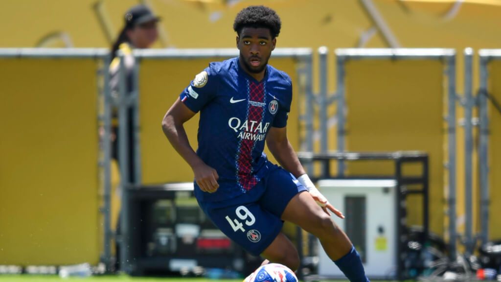  Mbaye en un partido con el PSG (Cordon Press)