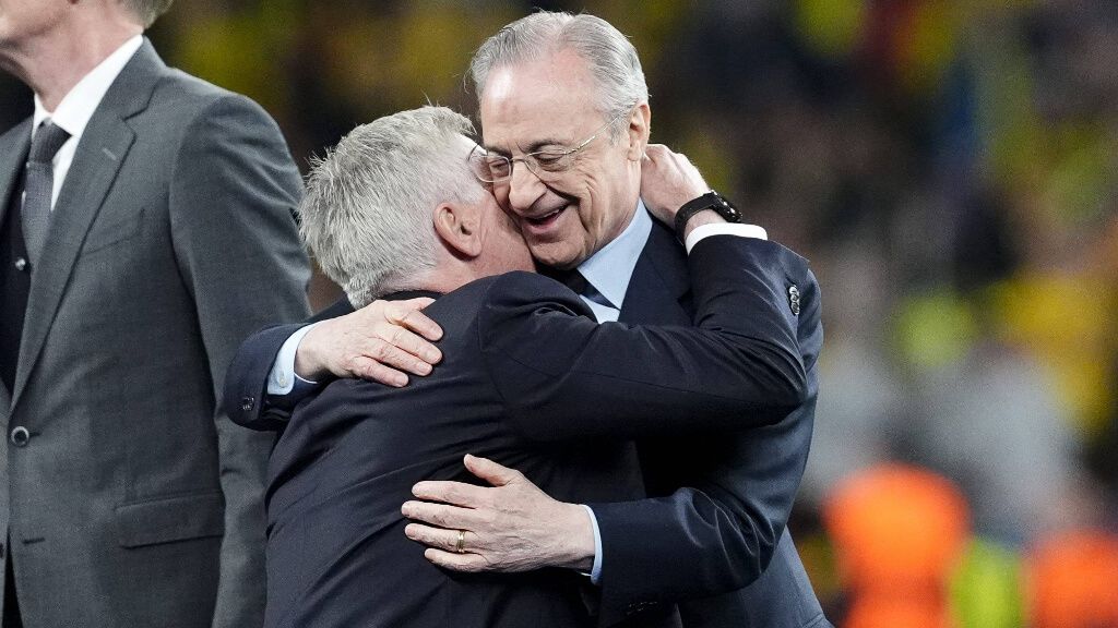 Carlo Ancelotti y Florentino Pérez abrazándose tras la final de la Champions League 2024