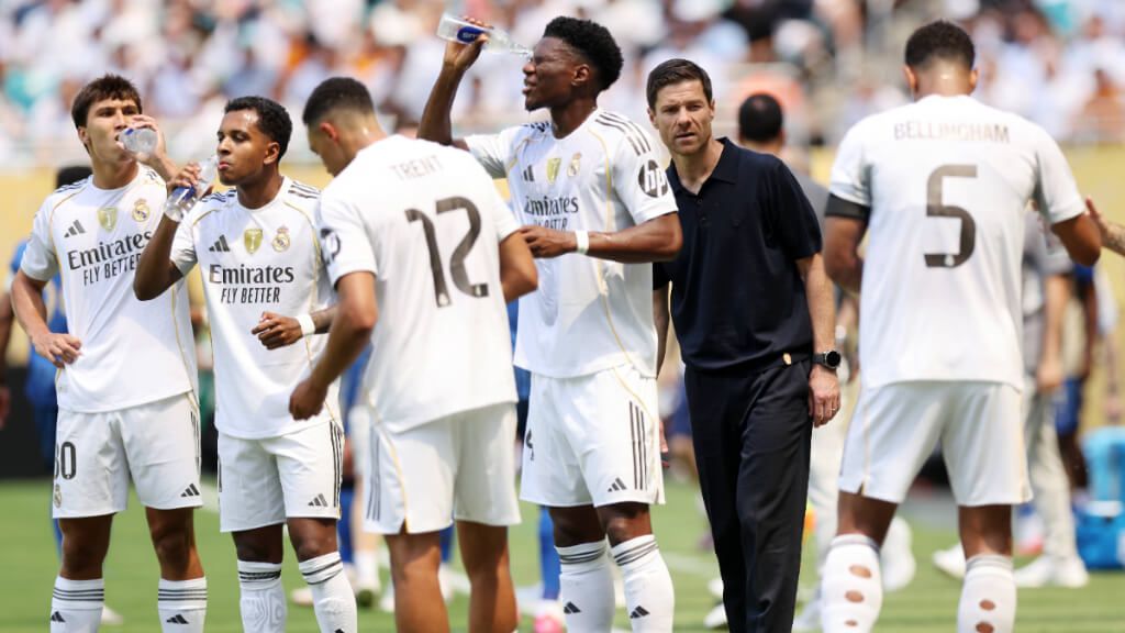  Xabi Alonso en la pausa de hidratación (Cordon Press)