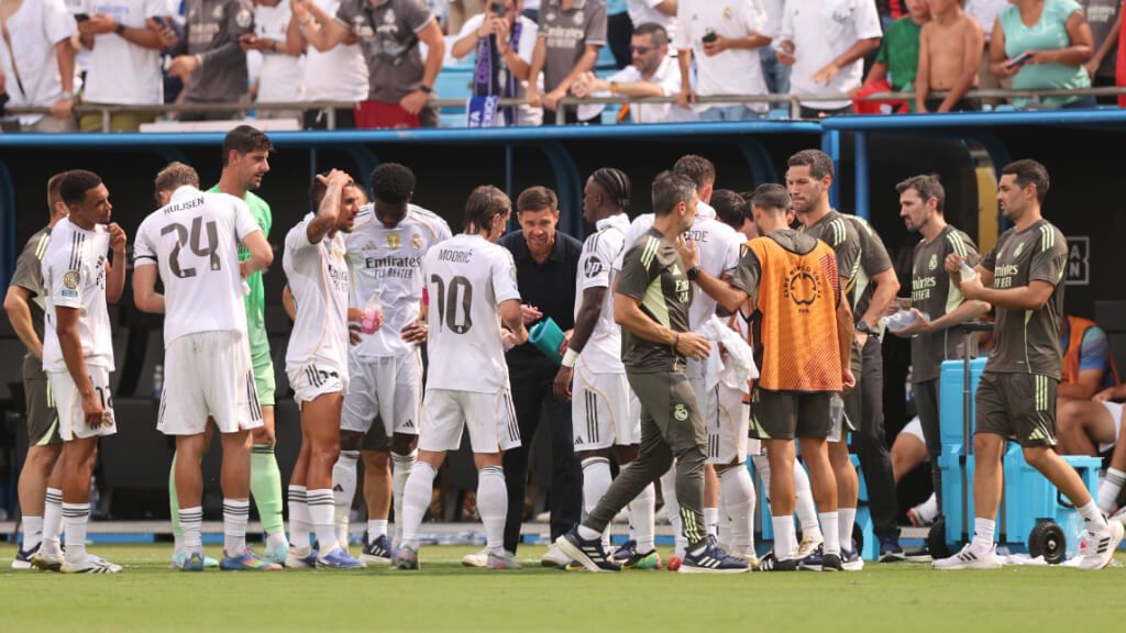 Xabi Alonso en la pausa de hidratación (Cordon Press)