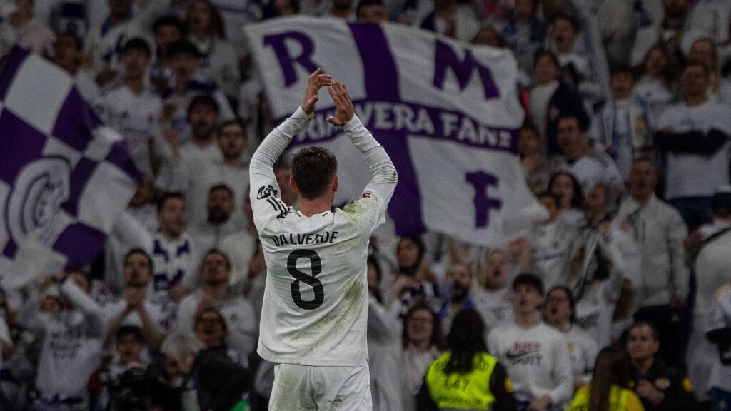  Fede Valverde aplaudiendo en el Santiago Bernabéu