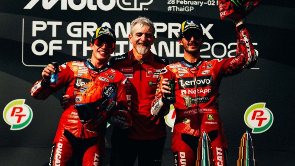  Marc Márquez, Gigi Dall'Igna y Pecco Bagnaia, en el GP de Tailandia.