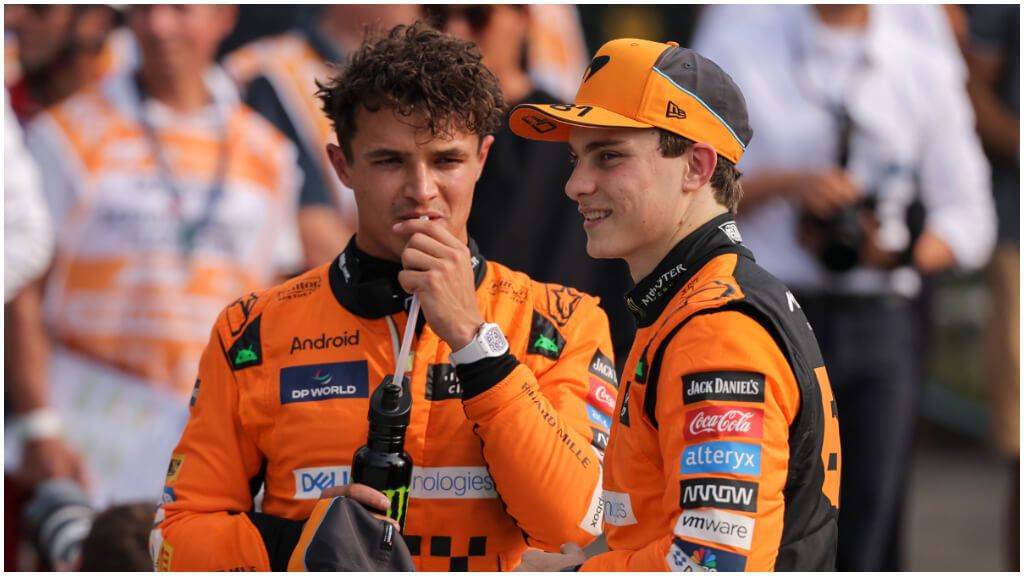 Lando Norris y Oscar Piastri charlando (Cordon Press)