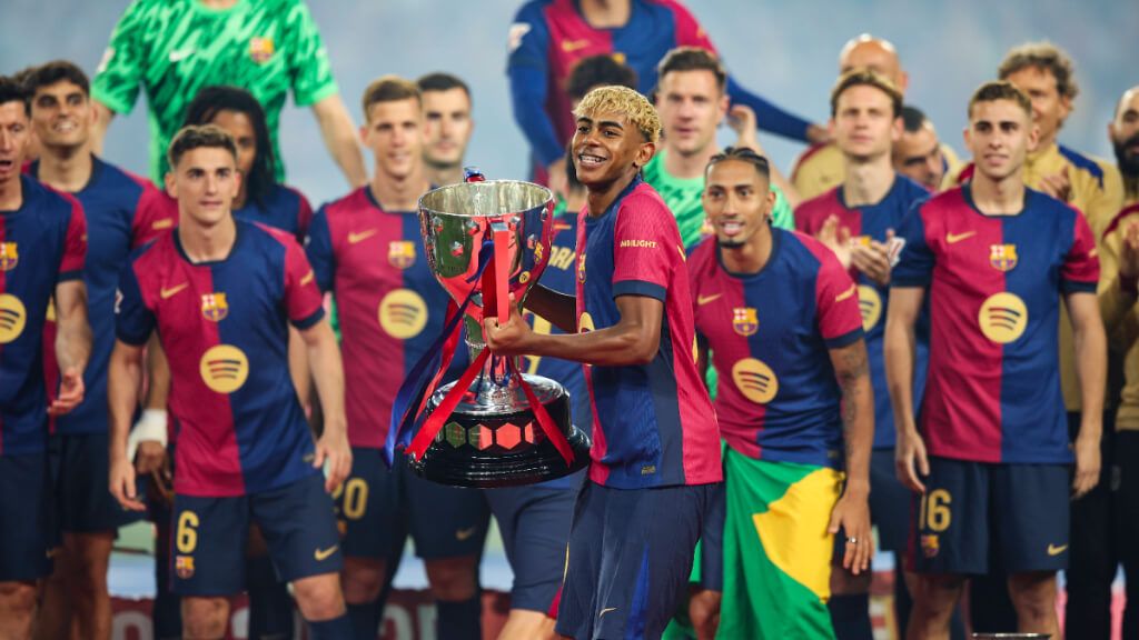  Lamine Yamal levanta el título de LALIGA EA SPORTS obtenido por el Barcelona (foto: Cordon Press).