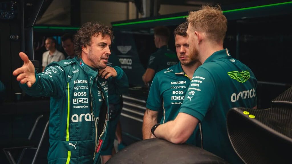 Mikey Brown y Fernando Alonso hablando (@mikeybrown2015)