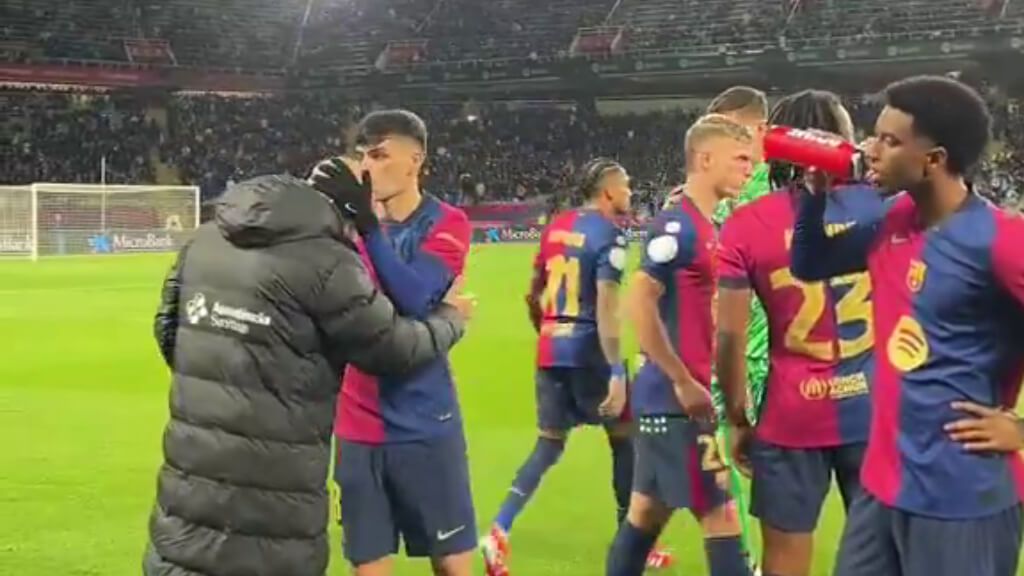  Pedri besando al miembro del cuerpo técnico antes de un partido de Champions (Redes Sociales)