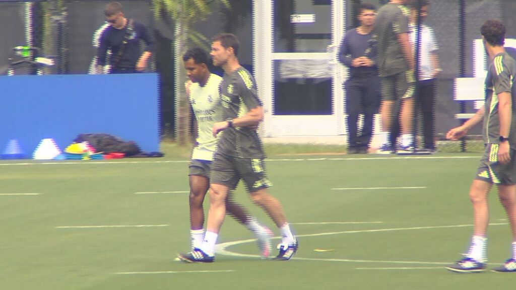  Xabi Alonso abraza a Rodrygo