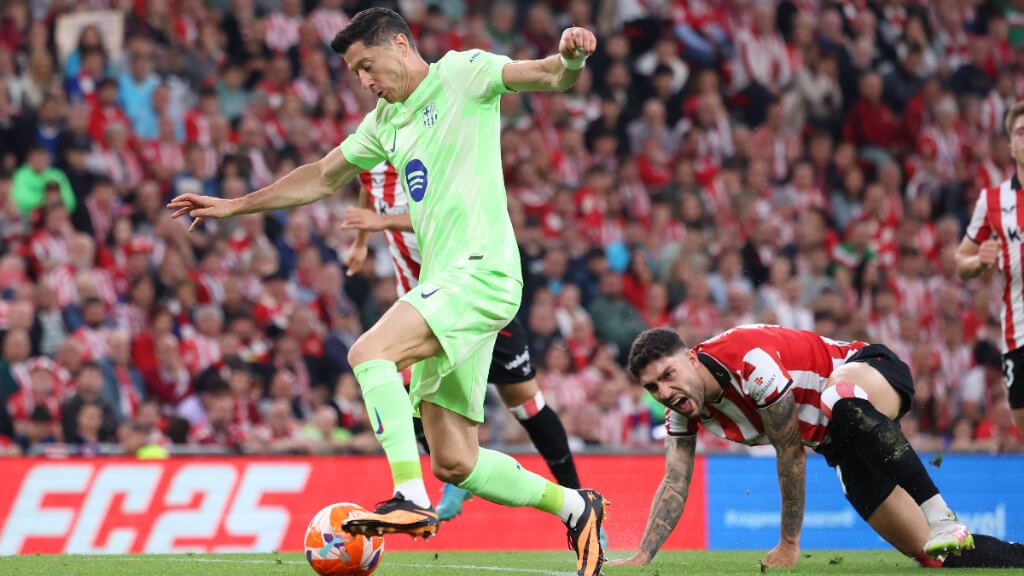  Robert Lewandowski mantiene el balón durante el Athletic Club-Barcelona (foto: Cordon Press)