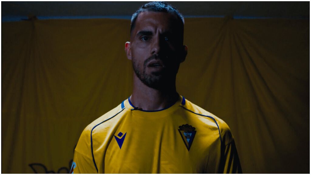 Suso posando con la camiseta del Cádiz.