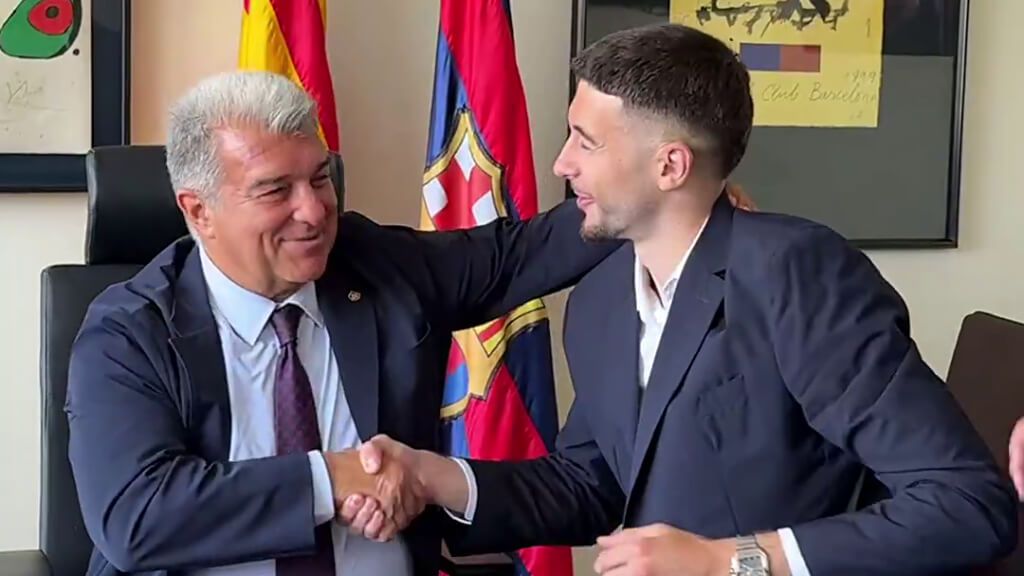  Joan García y Joan García se saludan en la firma de contrato del portero.