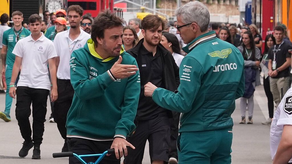  Fernando Alonso y Mike Krack en el GP de España 2024 (Cordon Press)