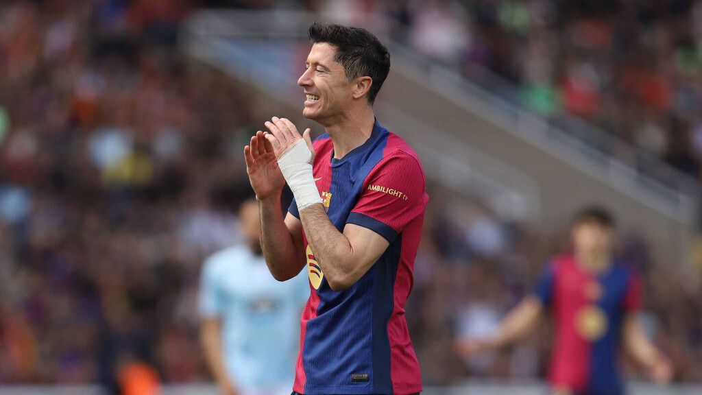  Robert Lewandowski, siendo sustituido por su lesión contra el Celta (Cordon Press)