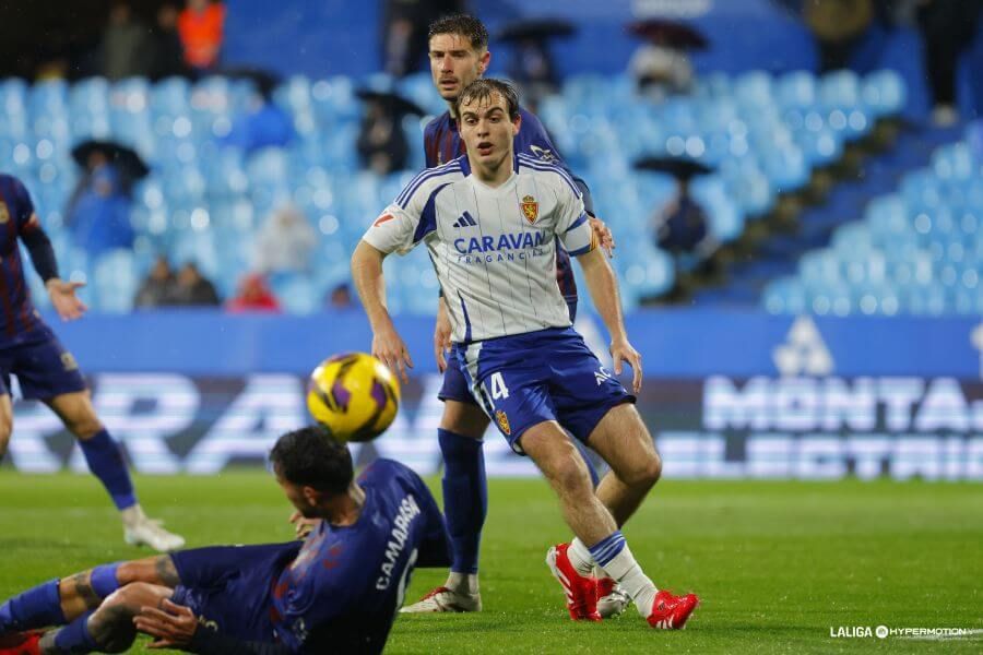 Francho Serrano, durante el Real Zaragoza-Eldense.