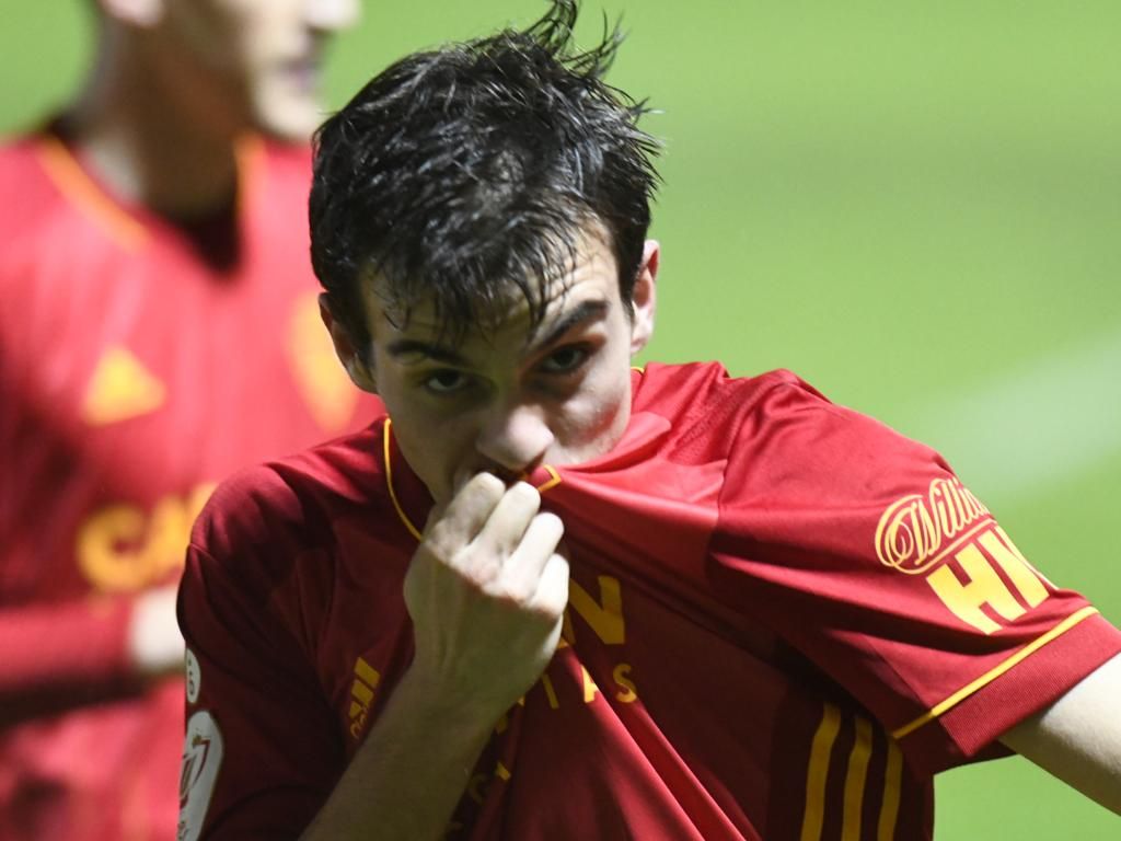  Francho Serrano se besa el escudo del Real Zaragoza tras anotar un gol.