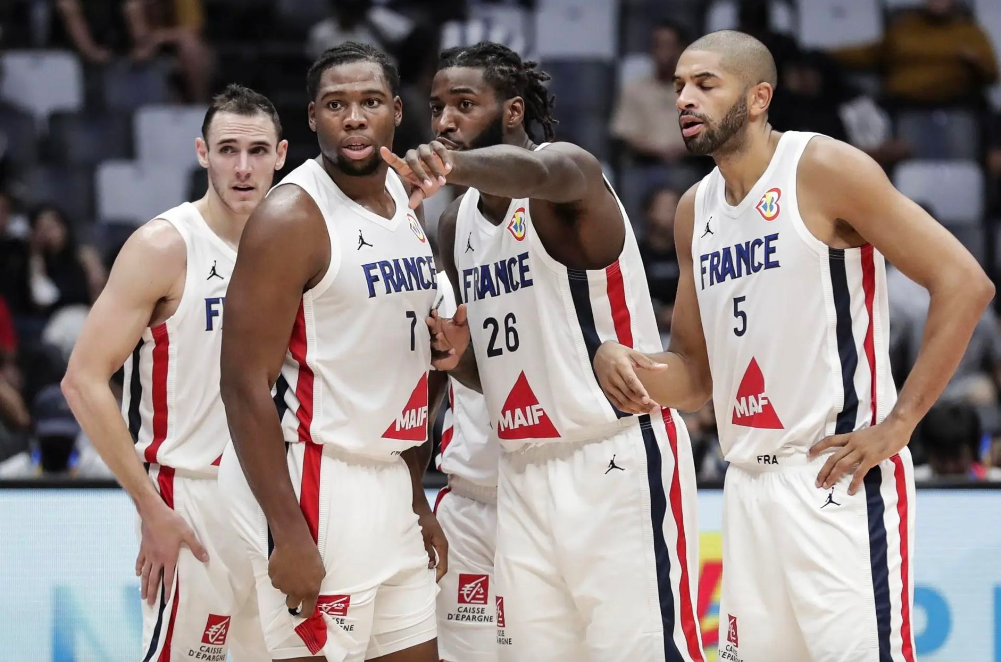  Mathias Lessort habla con Guerschon Yabusele