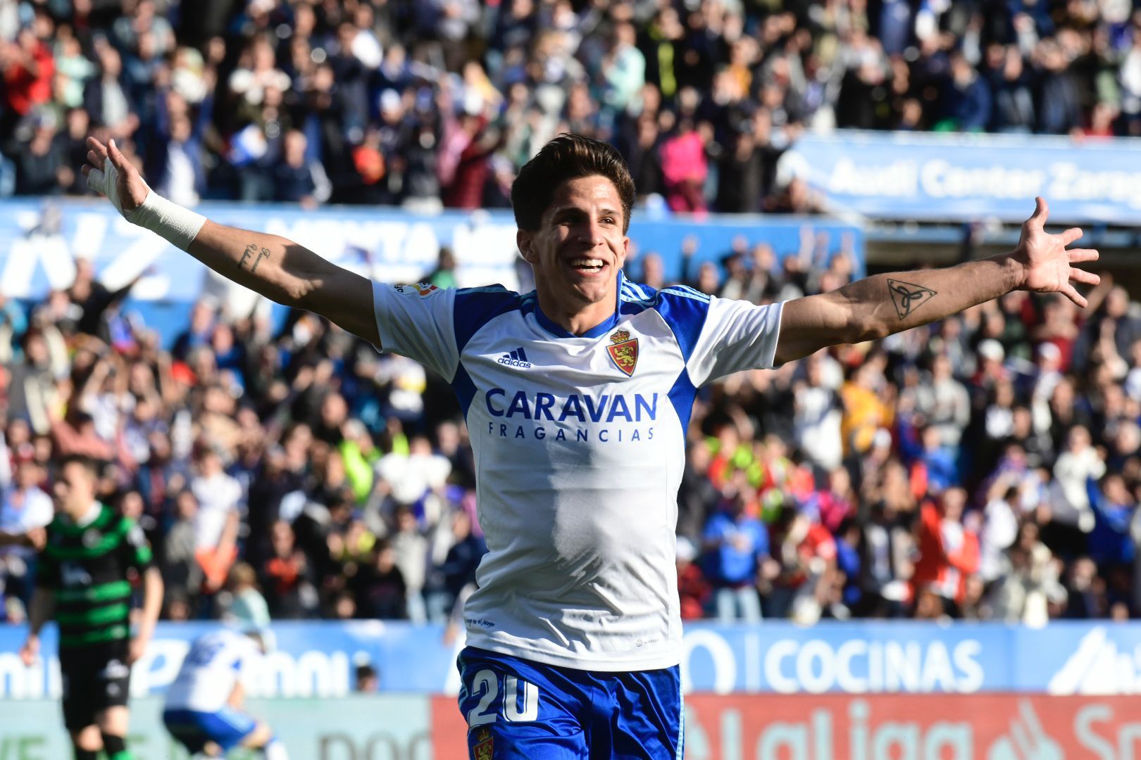  Giuliano Simeone celebra un gol ante el Racing en La Romareda..