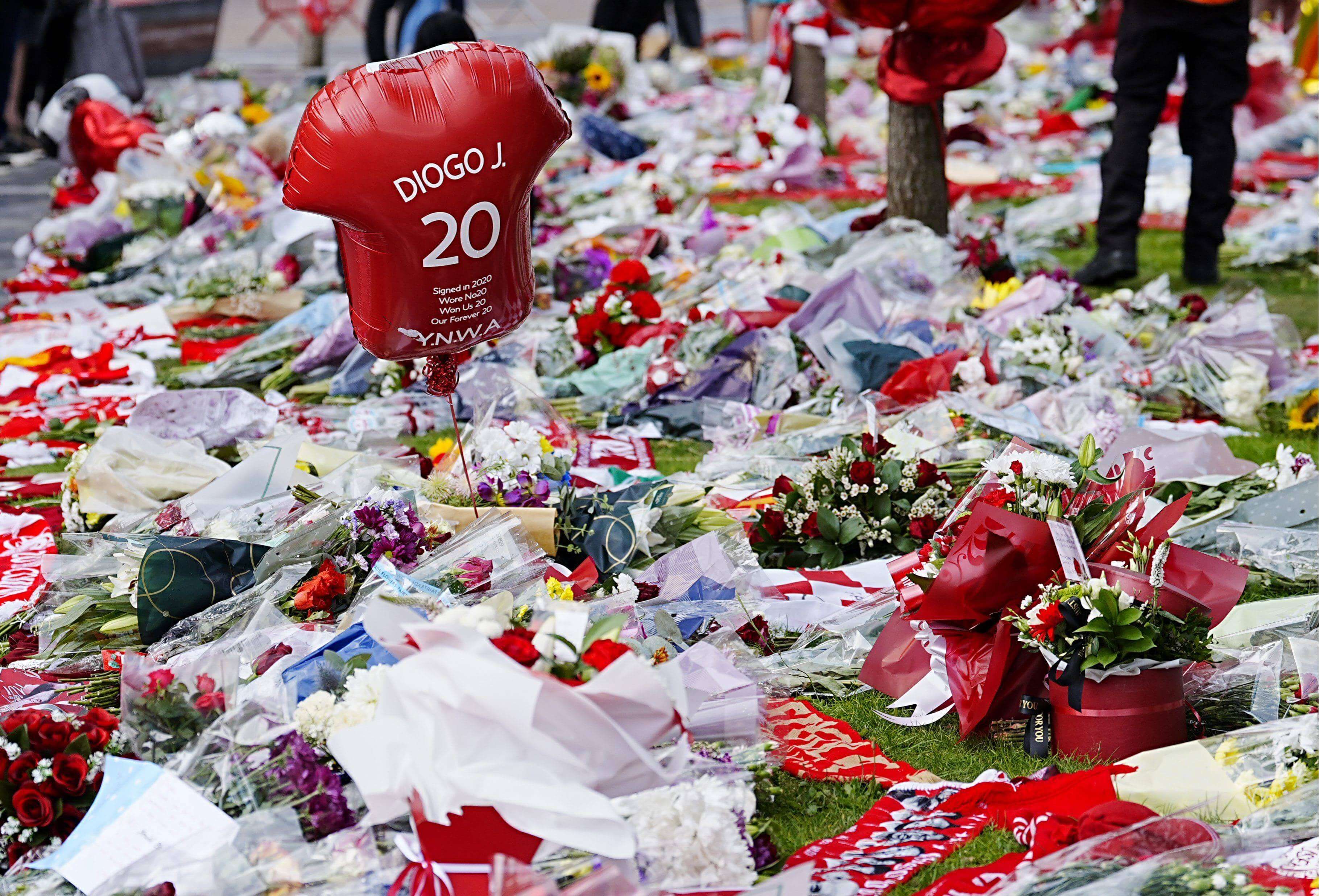 Los aficionados del Liverpool recuerdan a Diogo Jota en Anfield.