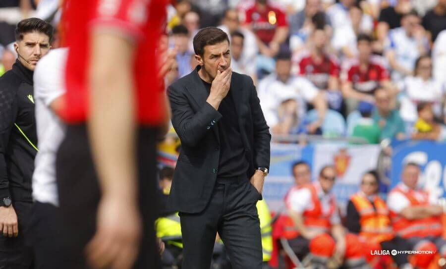  Gabi Fernández, pensativo durante el Zaragoza-Eibar.