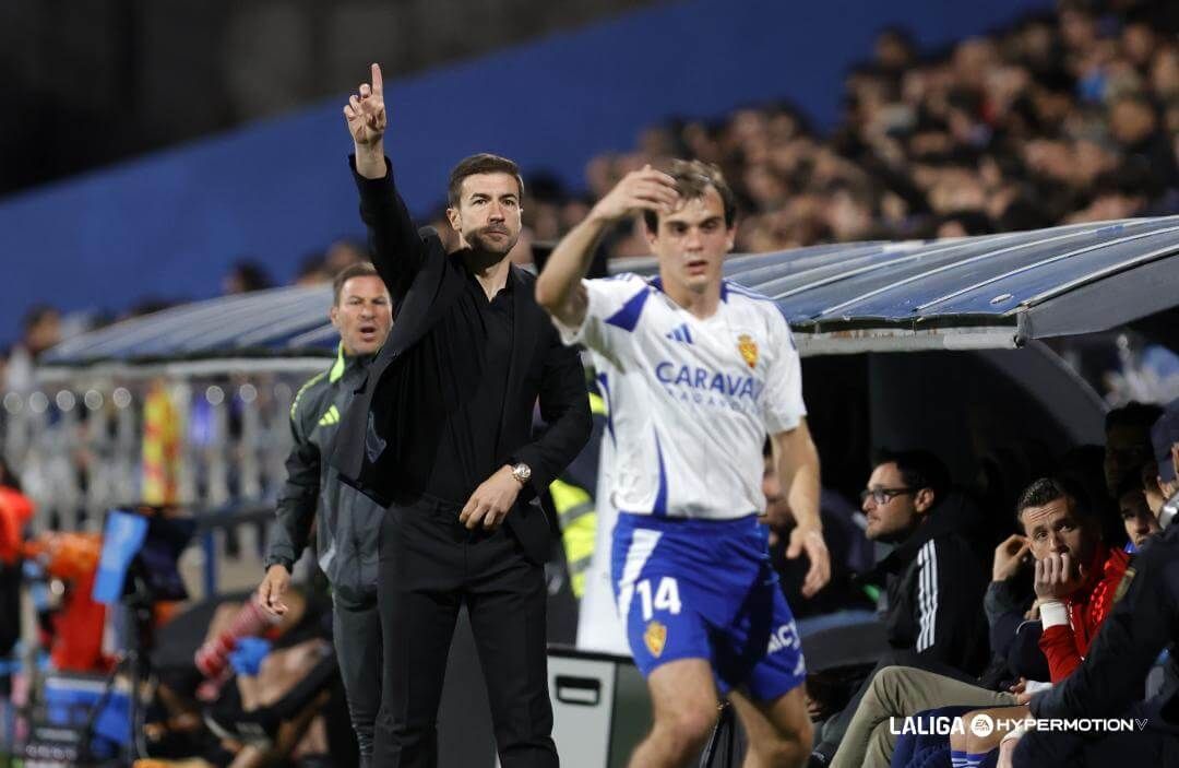  Gabi Fernández da instrucciones por detrás de Francho Serrano.