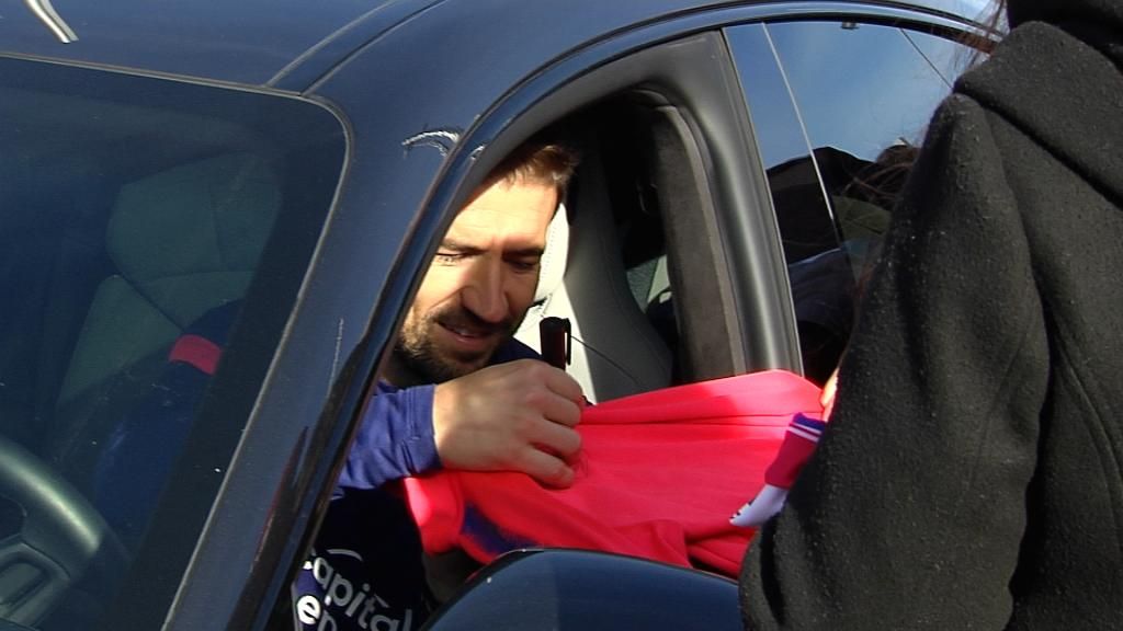  Gabi, firmando autógrafos a los aficionados en su visita al entrenamiento.