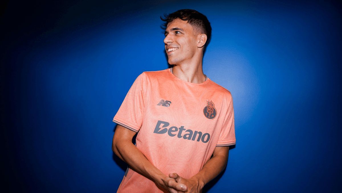  Gabri Veiga posa como nuevo jugador del Oporto.