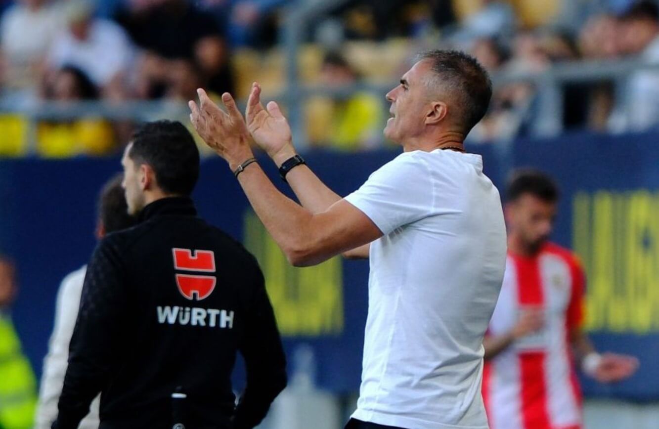  Gaizka Garitano da instrucciones en el Cádiz-Almería.
