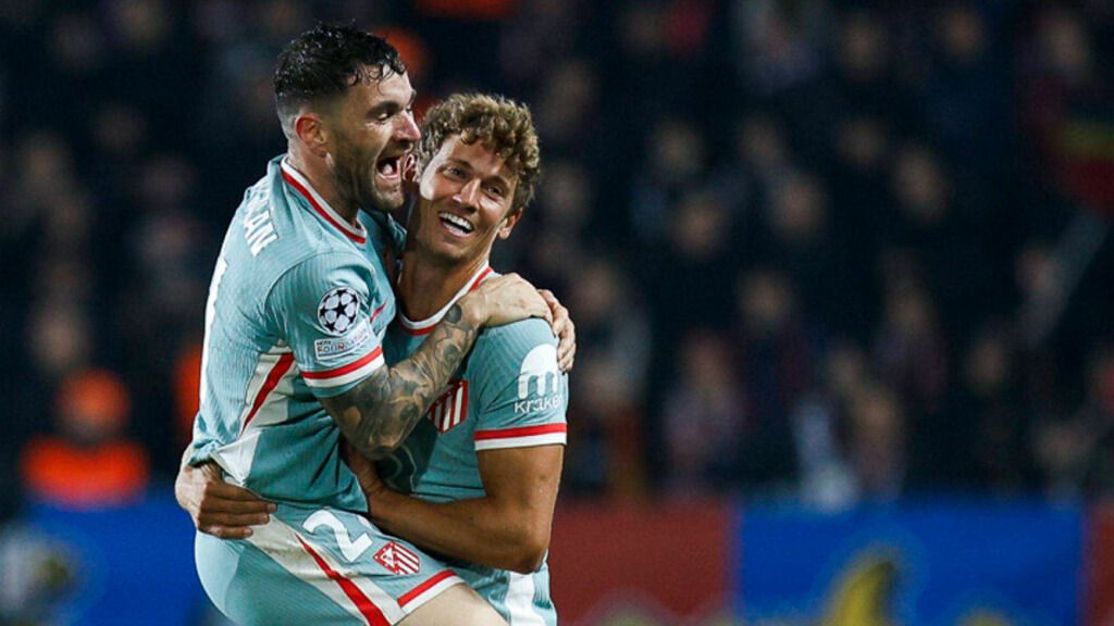  Javi Galán y Marcos Llorente se abrazan tras un gol (Cordon Press)