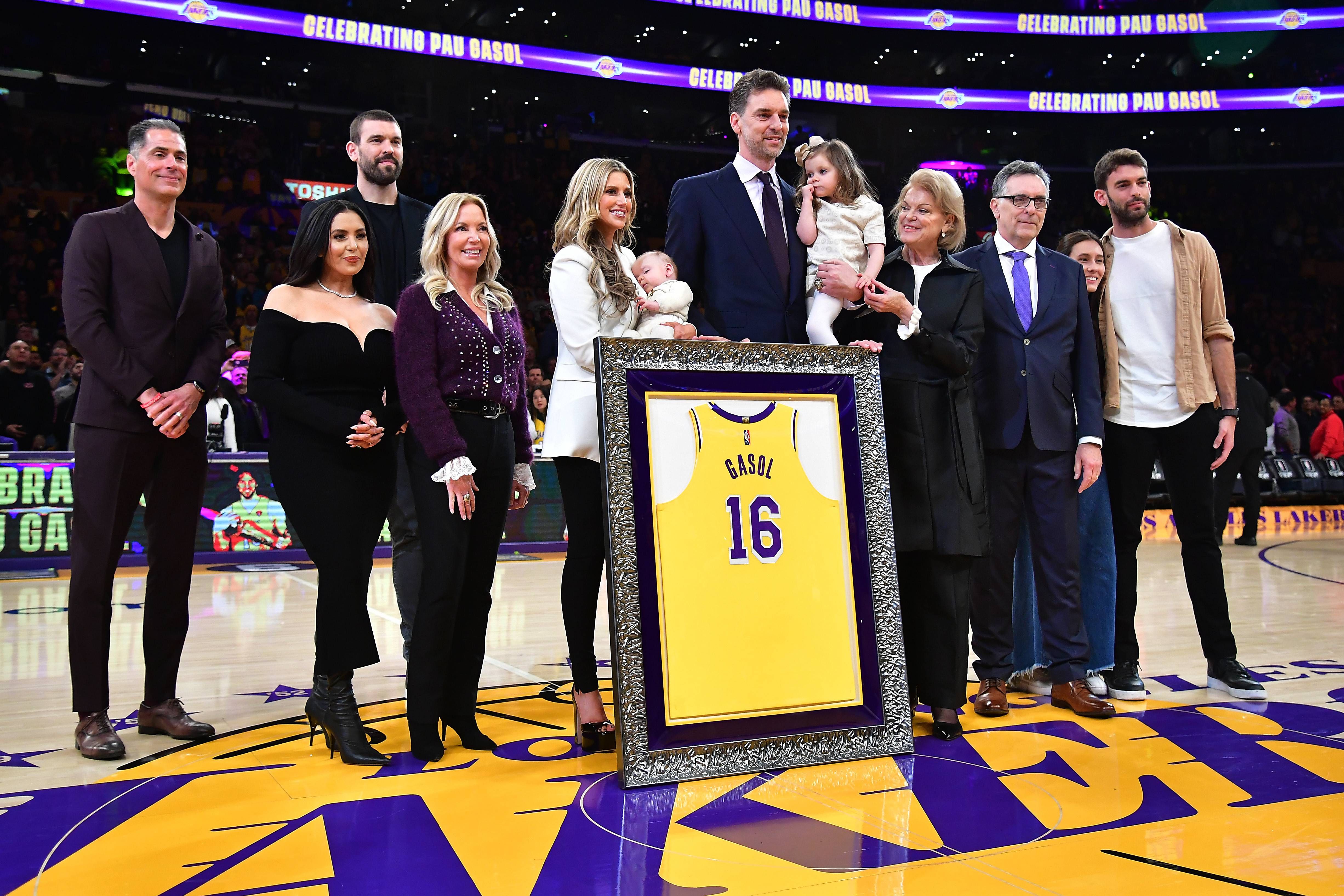  Pau Gasol, junto a su familia, en la cancha de Los Lakers.