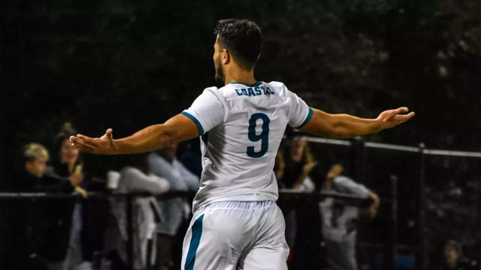  García Pascual, jugando para la Coastal Carolina University.