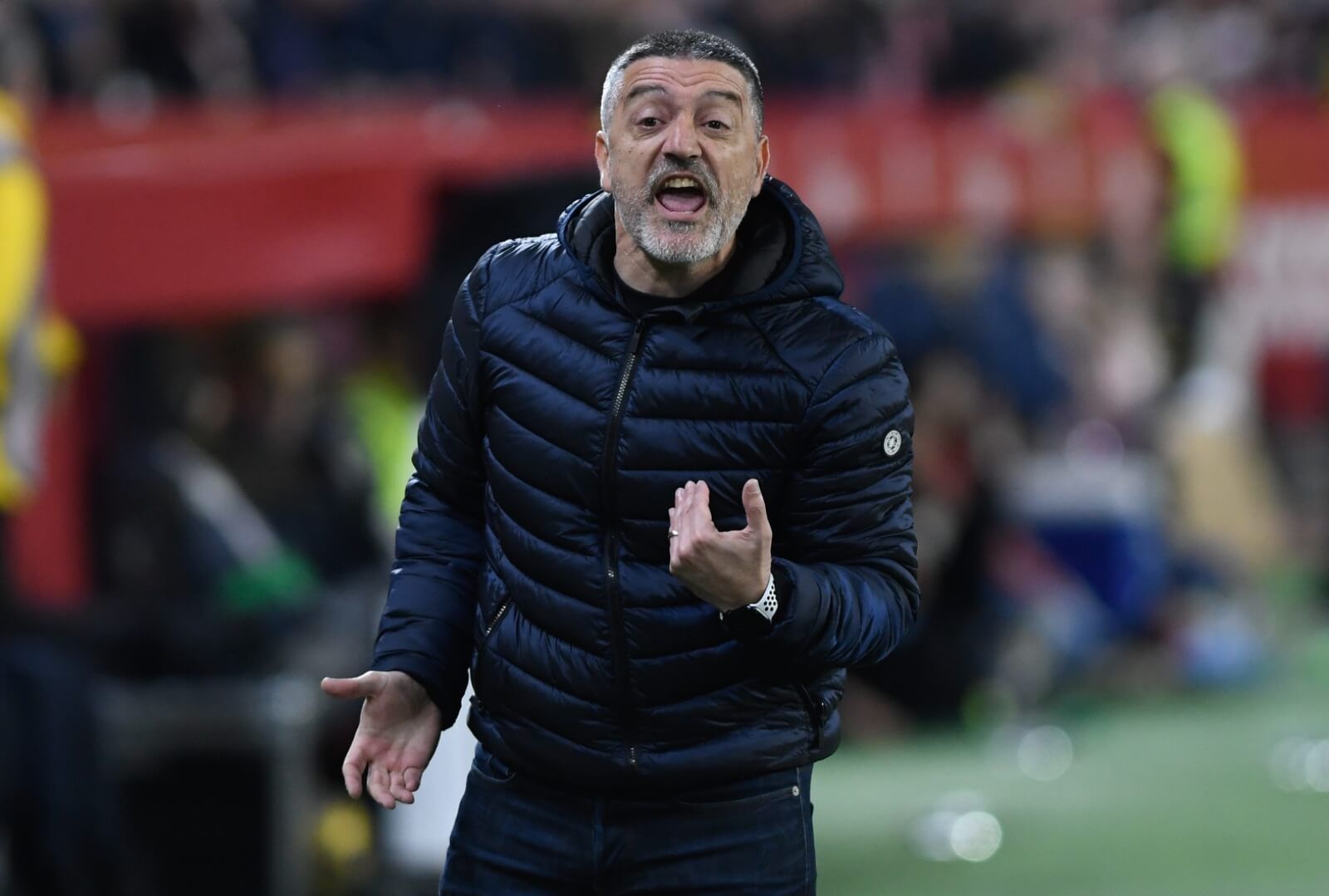  García Pimienta, dando órdenes.