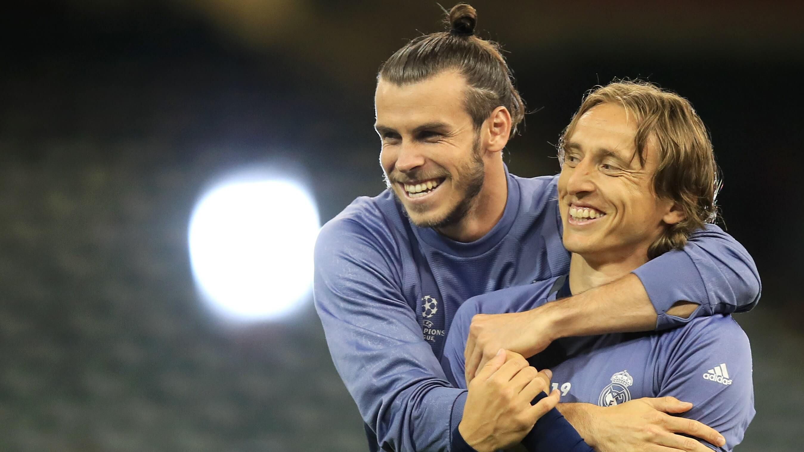 Gareth Bale y Luka Modric, abrazados en un entrenamiento del Real Madrid.