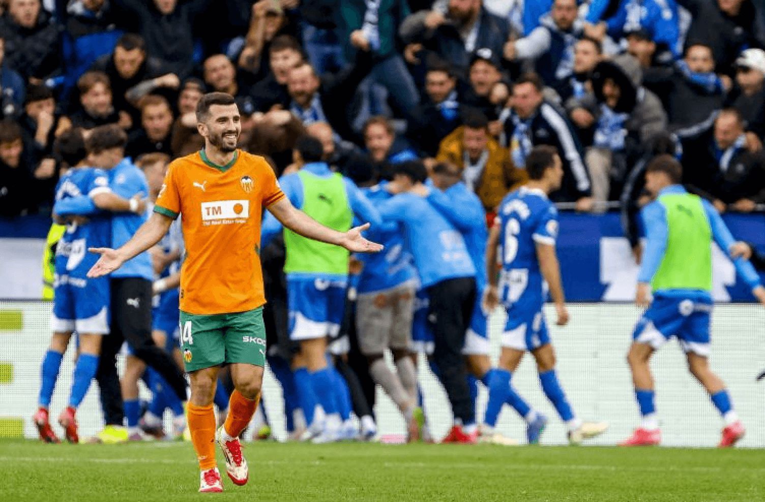  Gayà se lamenta tras la acción del penalti  que les condenó.