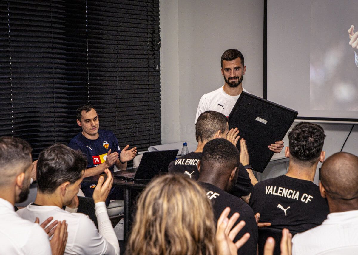  Gayà recibe el homenaje de sus compañeros por su partido 300 en Primera
