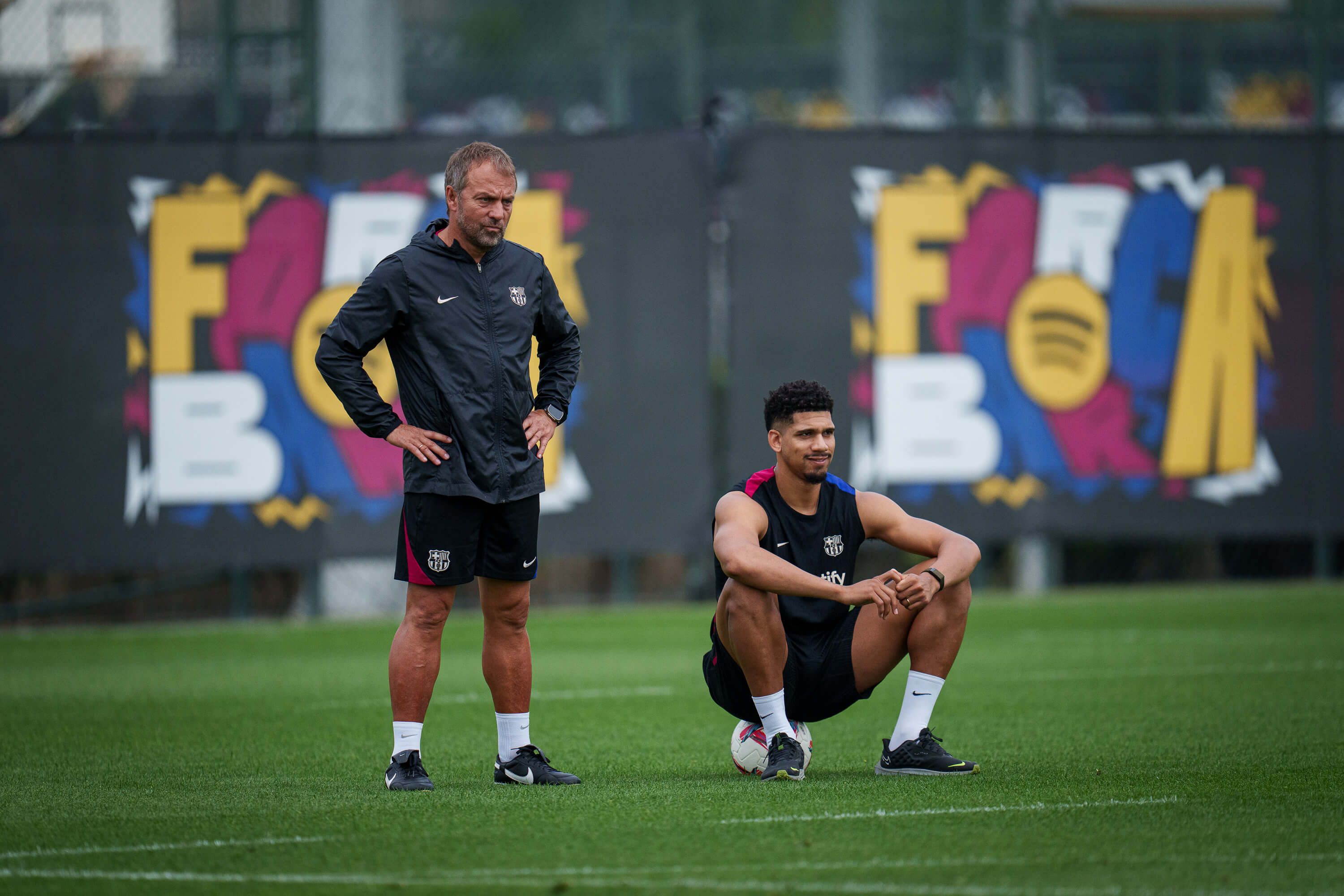  Hansi Flick y Araújo en un entrenamiento (X FC Barcelona)