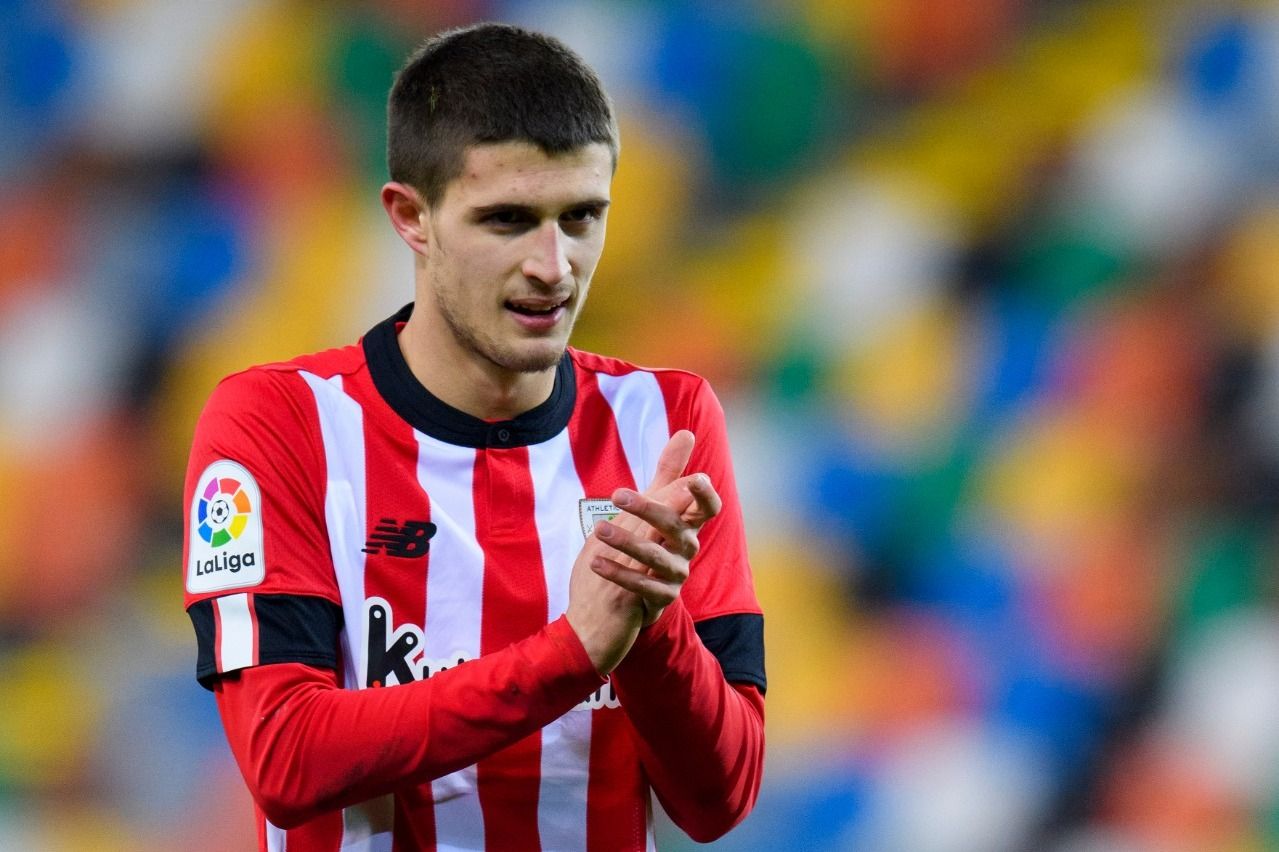 Beñat Gerenabarrena aplaude en el partido amistoso Udinese-Athletic Club.