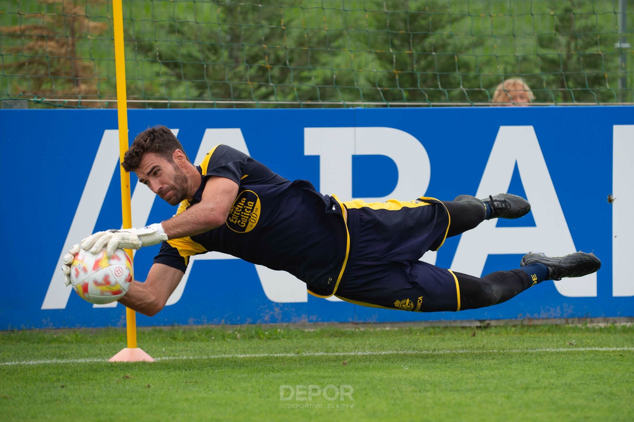  Germán Parreño entrenando será el portero titular en el Deportivo ante la baja de Mackay