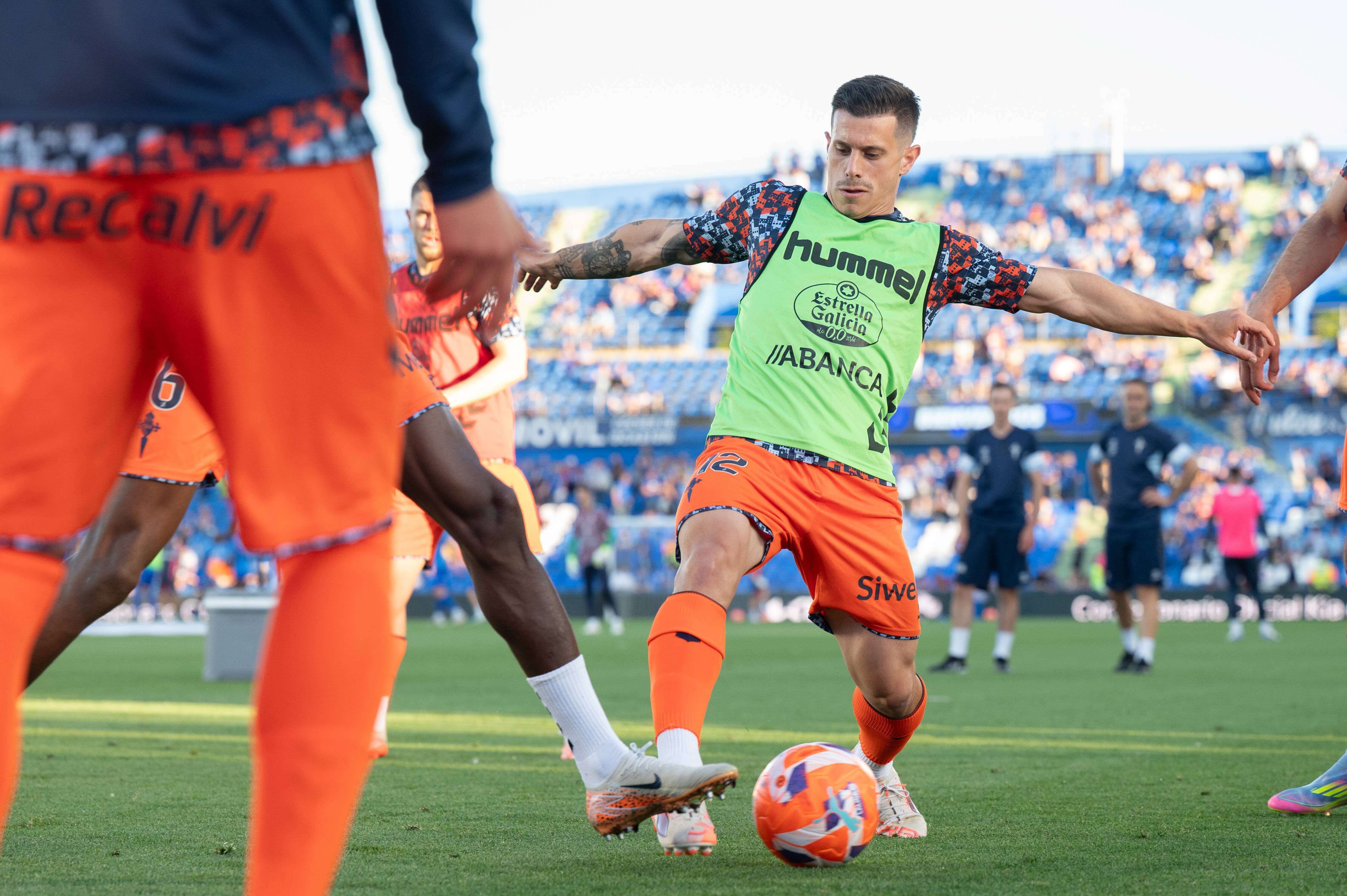  Alfon González calienta antes del Getafe-Celta.