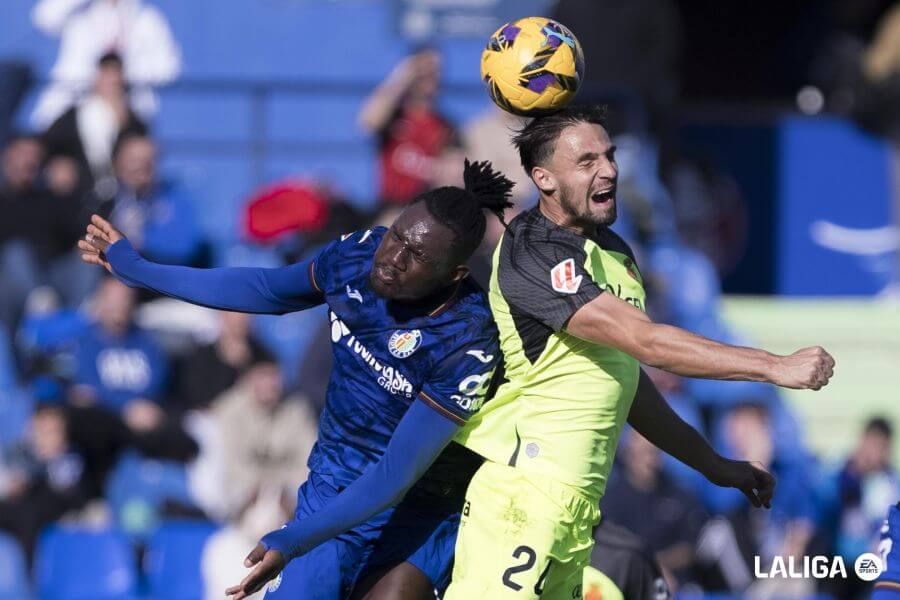  Chrisantus Uche y Martin Valjent pelean un balón aéreo en el Getafe-Mallorca.