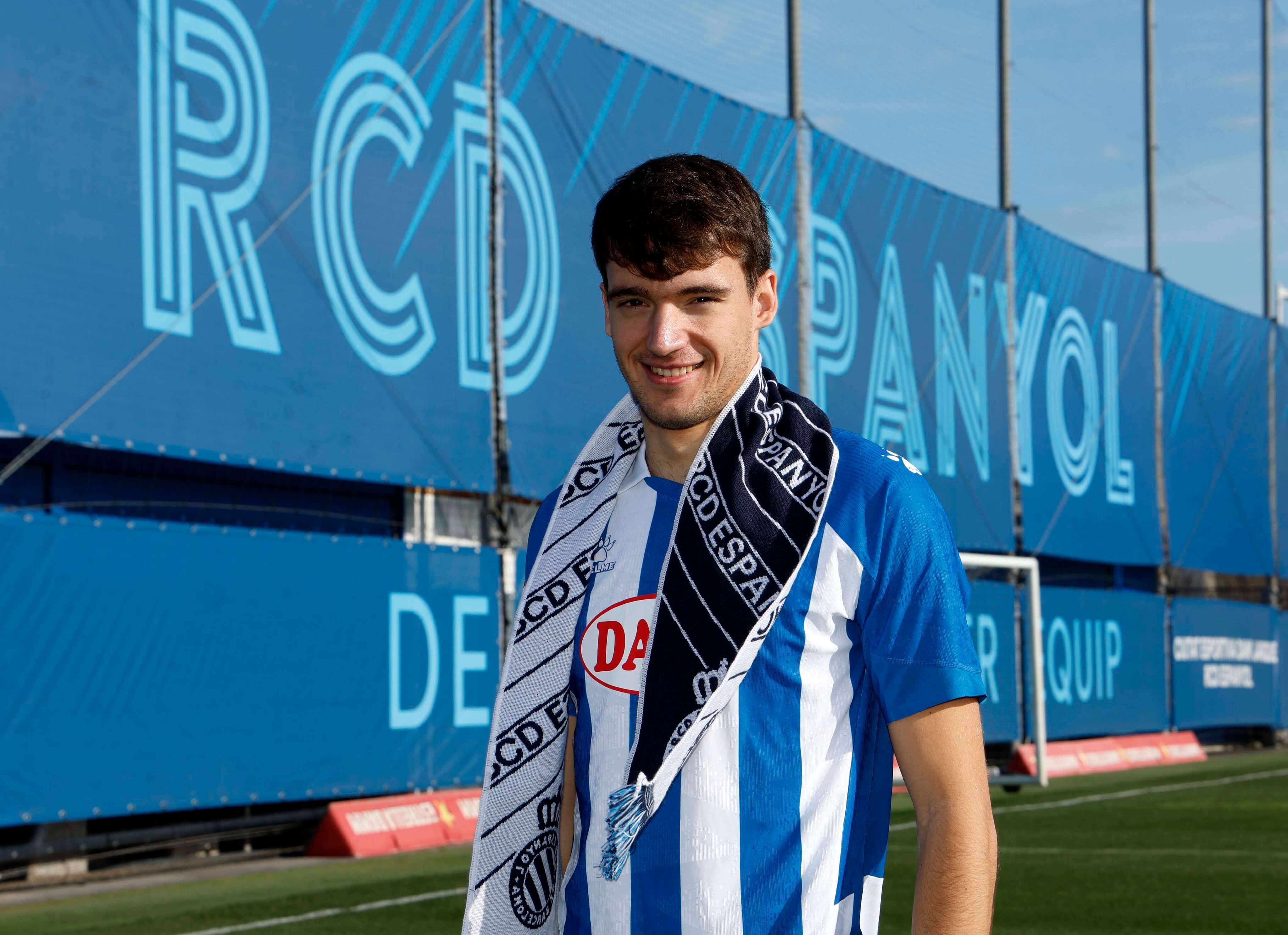  Urko González posando como nuevo jugador del Espanyol.