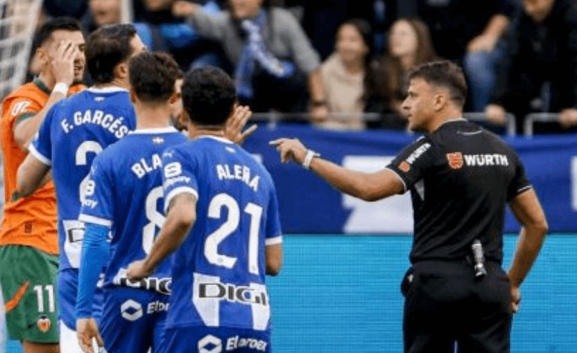 Gil Manzano vuelve del VAR en la jugada que cabrea a Javier Solís y al valencianismo