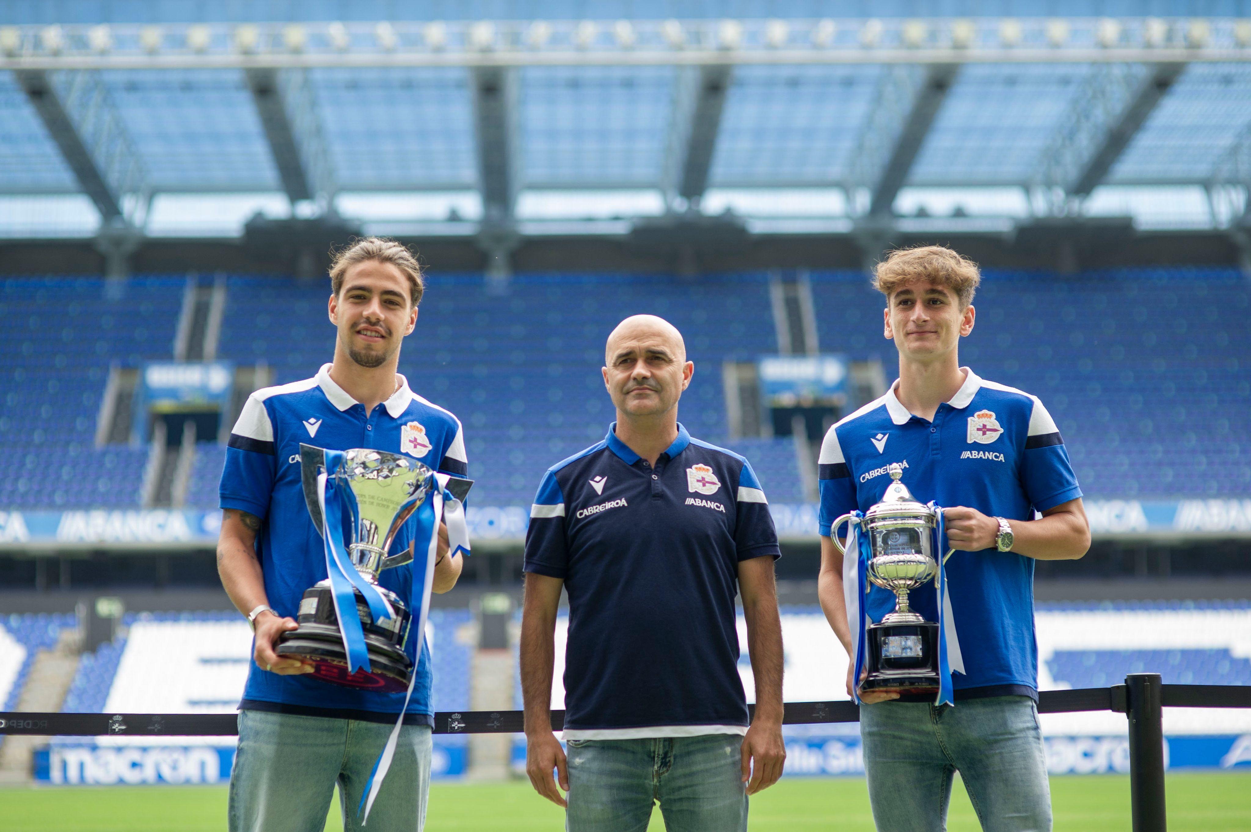  Óscar Gilsanz posa junto a Mario y Noel en Riazor.