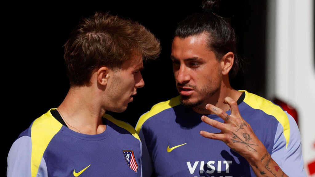 Giménez y Pablo Barrios durante un entrenamiento con el Atlético de Madrid (Fuente: EFE)