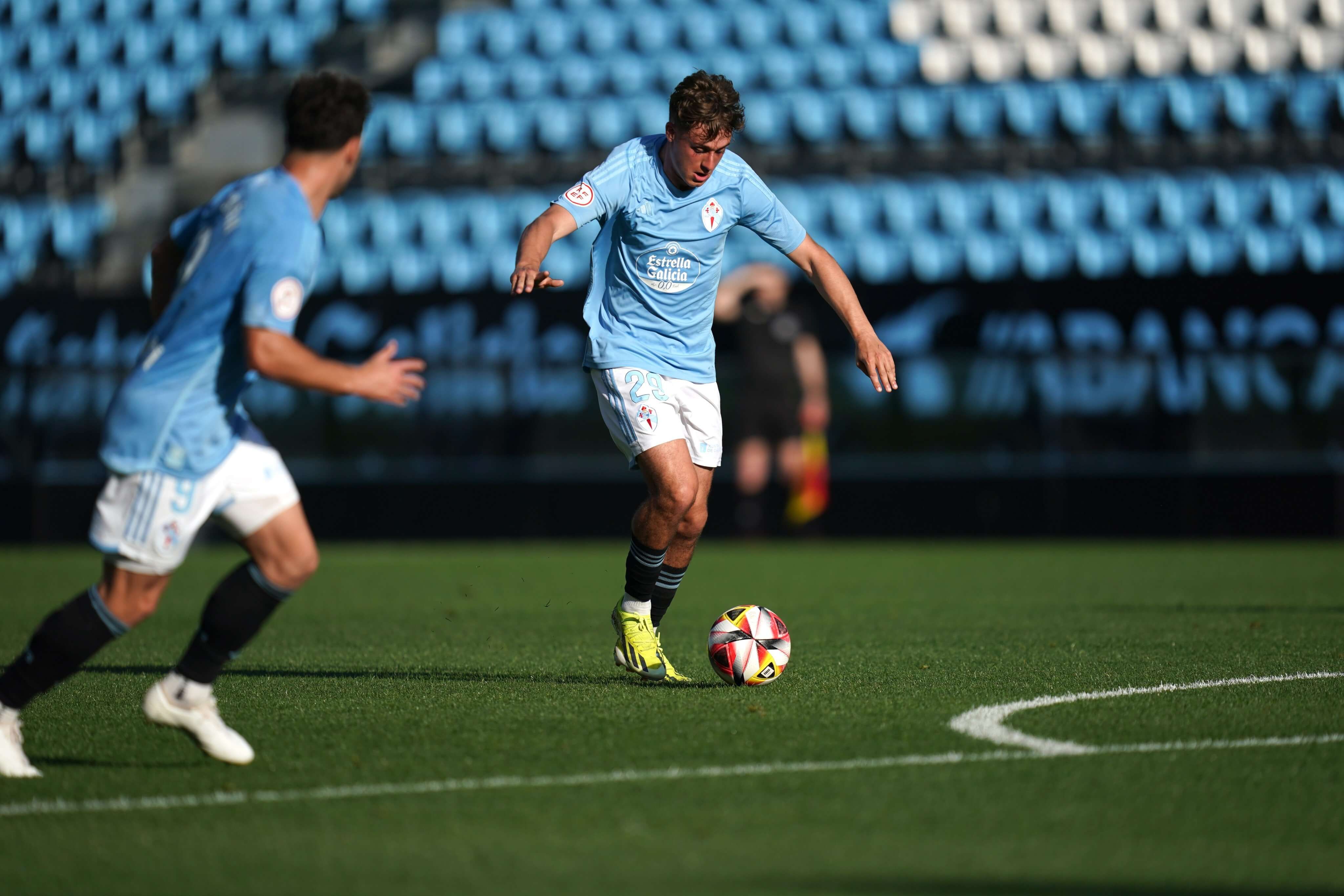 Dela conduciendo el balón.