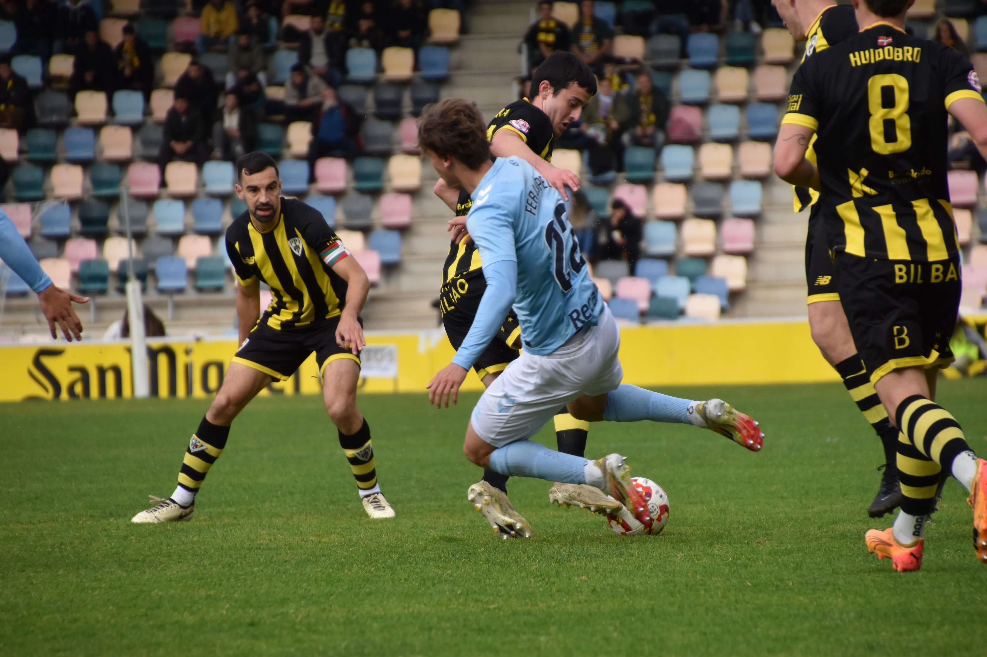 Fer López peleando el balón.