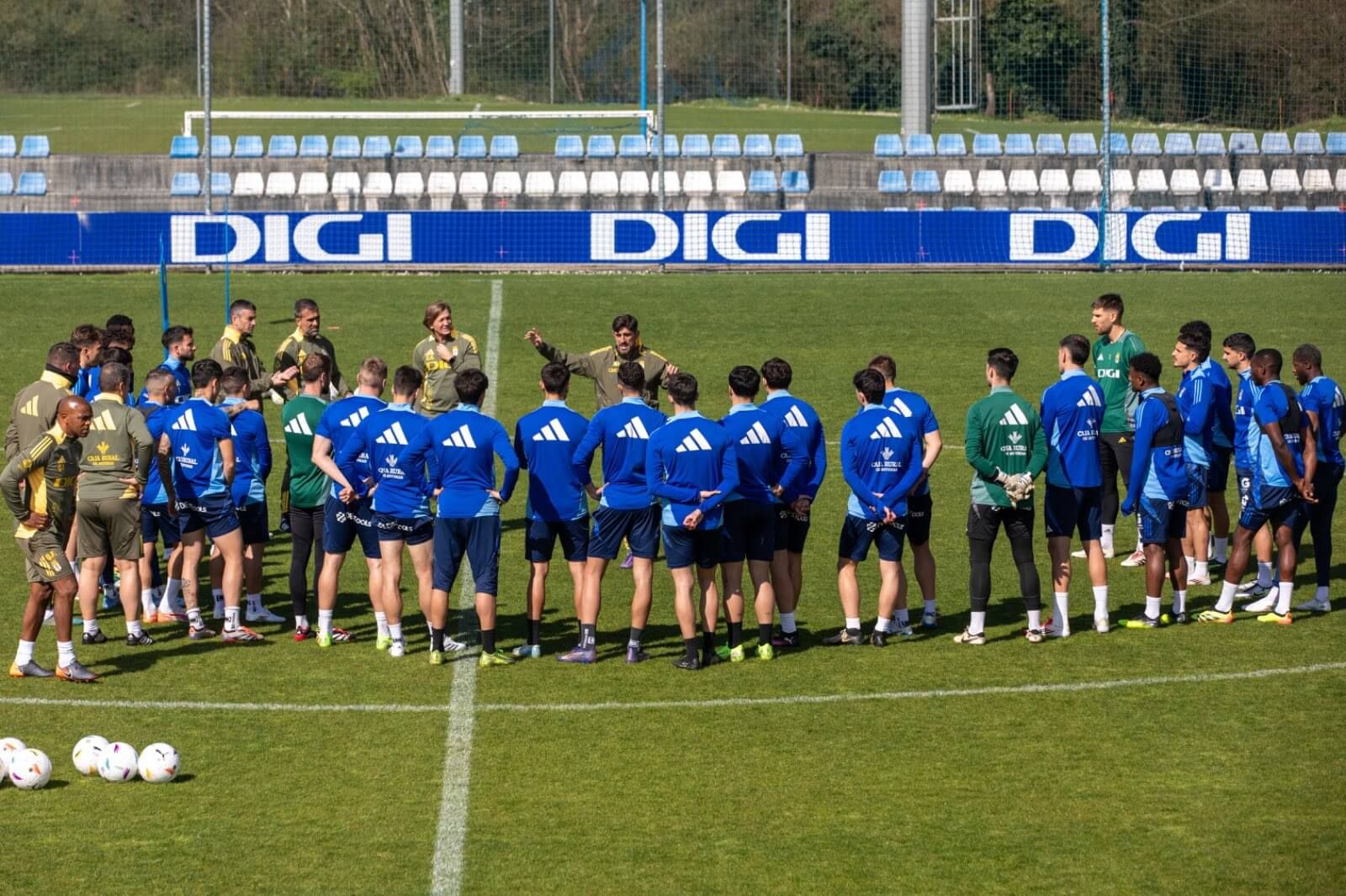 Charla de Veljko Paunovic a los jugadores carbayones.