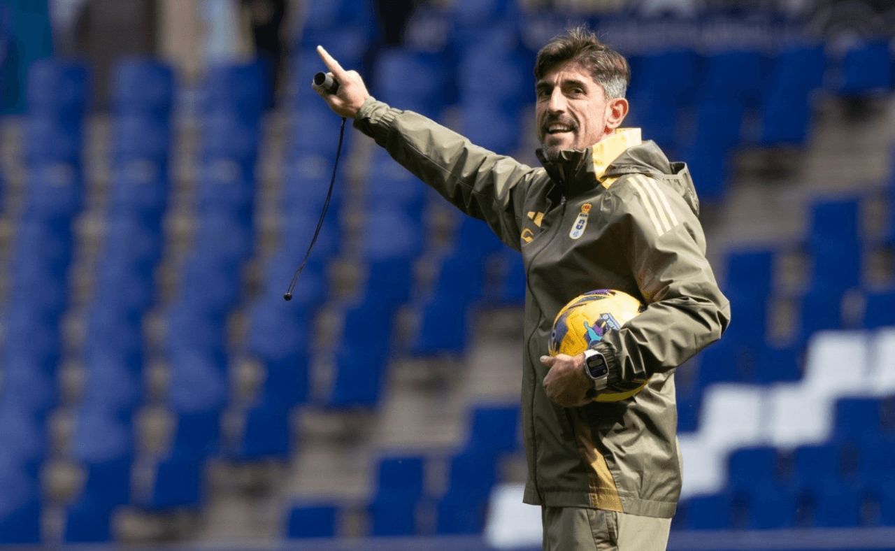 Veljko Paunovic dirige una sesión de entrenamiento en el Carlos Tartiere.