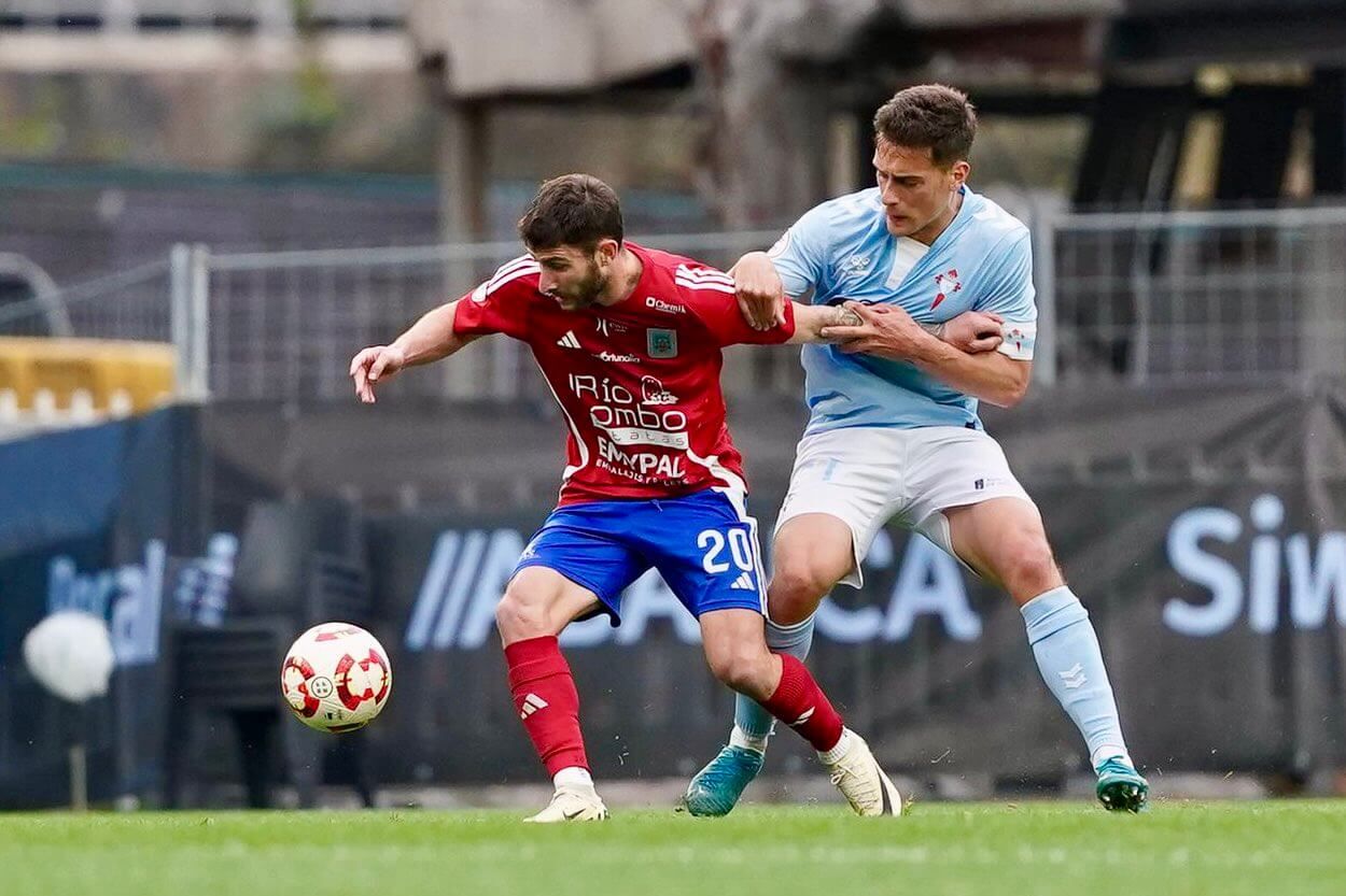 Manu Fernández tapando a Agüero.