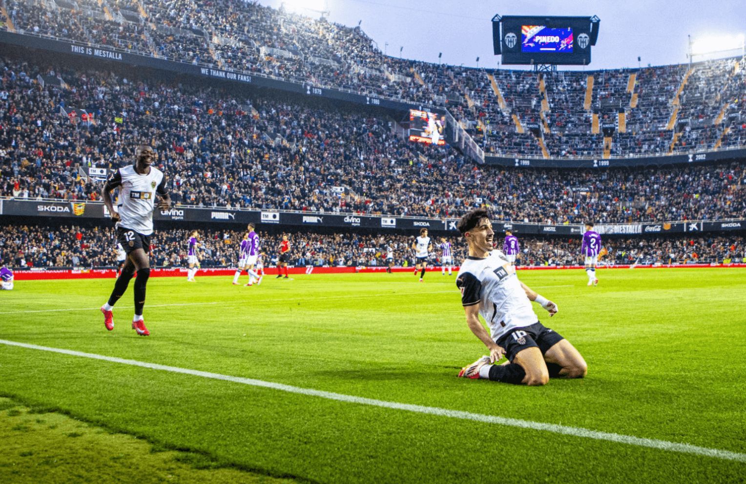  Umar Sadiq se acerca a felicitar a Diego López por su gol