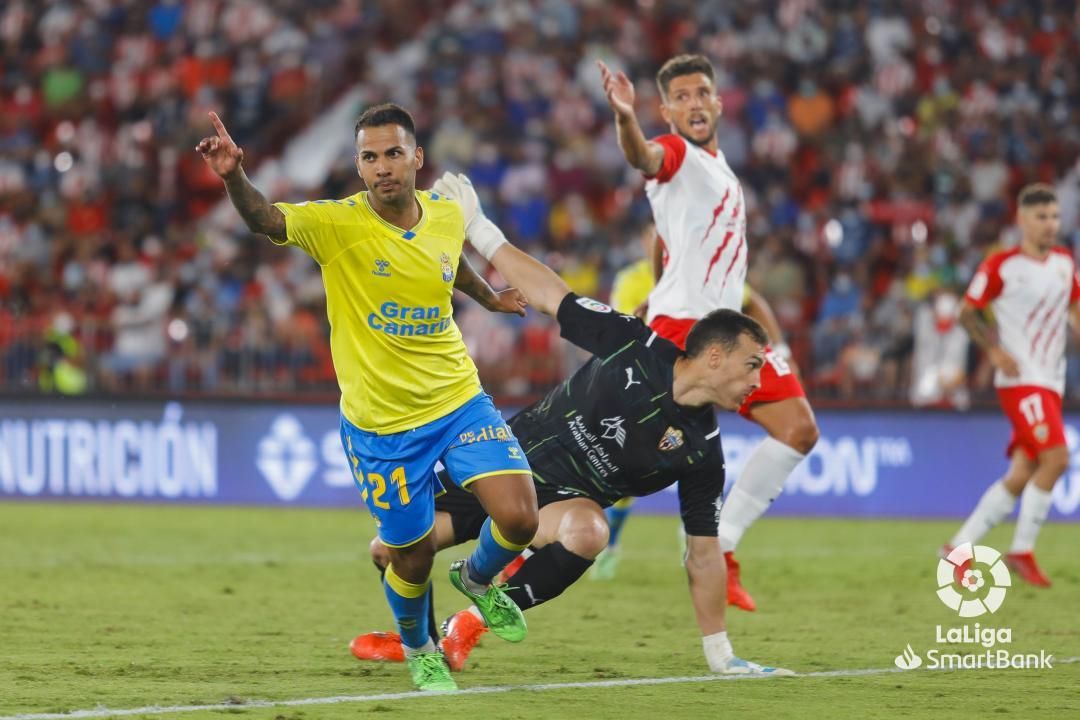 Jonathan Viera celebra su gol en el Almería-Las Palmas.
