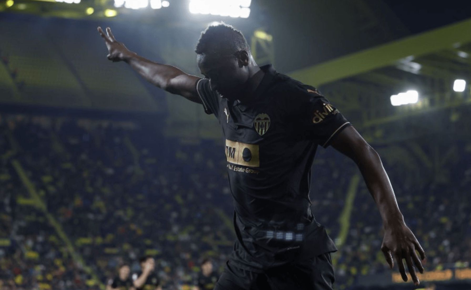 Sadiq Umar celebra un gol con el Valencia.
